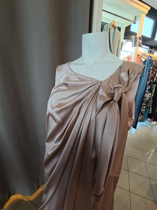 ABITO ARMANI SMANICATO CON DRAPPEGGIO FRONTALE ARRICCHITO DA FUSCIACCA