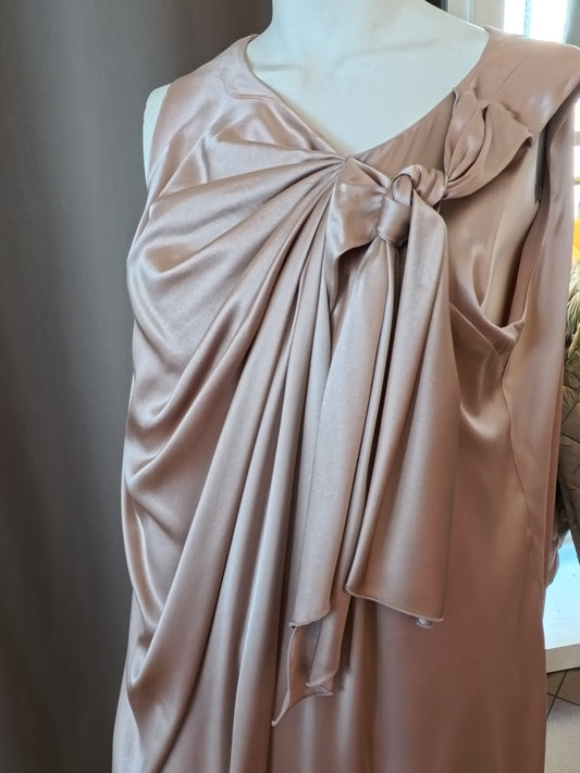 ABITO ARMANI  SMANICATO CON DRAPPEGGIO FRONTALE ARRICCHITO DA FUSCIACCA